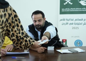 مركز الملك سلمان والهيئة الخيرية يستكملان توزيع القسائم الغذائية في الأردن