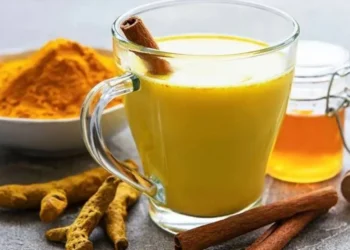 7 أسباب لتناول كوب من حليب الكركم قبل النوم