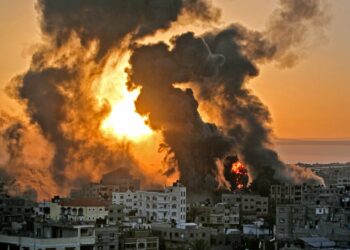 جيش الاحتلال يعلن مقتل جندي ويواصل قصف الأحياء في غزة