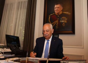 العيسوي ينقل تمنيات الملك وولي العهد بالشفاء للوزير الأسبق جمال الصرايرة