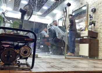انقطاع الكهرباء في إيران يلقي بظلاله على المؤسسات التجارية