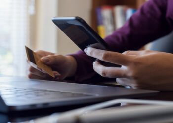 رسوم جديدة على تحويلات كليك للتجار والشركات وأصحاب الأعمال