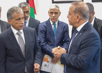 رئيس الوزراء يطَّلع على واقع الخدمات التي تقدِّمها الأحوال المدنيَّة والجوازات