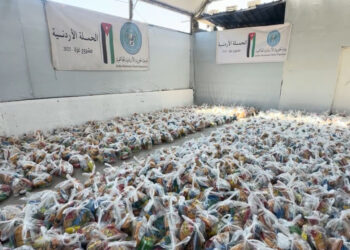الحملة الأردنية توزّع 1000 طرد مخصص للأطفال في شمال وجنوب غزة