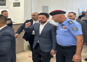 ولي العهد يتفقد قسم ترخيص غرب عمّان