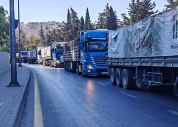الأردن يتابع أوضاع السائقين الذين عبروا الجسر لإيصال المساعدات إلى غزة