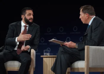 الشرع وبتريوس وجهاً لوجه .. من ساحات الحرب إلى منصات الحوار