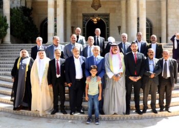 رئيس الديوان الملكي يلتقي وفدًا من جمعية فكر للتنمية الثقافية