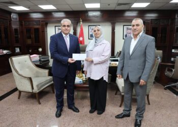 وزير الصحة يكرّم موظفة الخدمات في مستشفيات البشير تقديراً لأمانتها