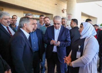 رئيس الوزراء يتفقد مستشفى الزرقاء الحكومي