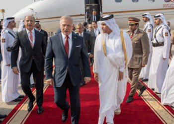 الملك يصل إلى الدوحة للمشاركة في القمة العربية الإسلامية الطارئة