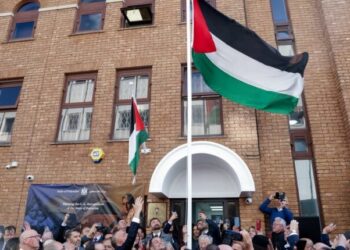 رفع علم فلسطين فوق مبنى سفارتها في لندن
