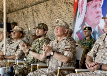 الملك وولي العهد يتابعان تمرينا ميدانيا لوحدات الدفاع الجوي الملكي