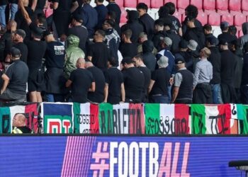 مشجعو إيطاليا يديرون ظهورهم أثناء عزف النشيد الإسرائيلي