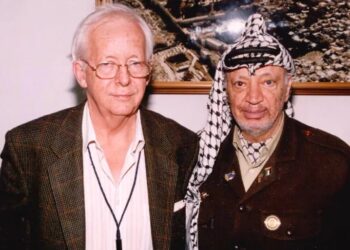 وفاة الصحفي ديفيد هيرست.. 5 عقود من الكتابة المتخصصة عن الشرق الأوسط