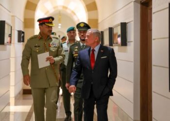 الملك يبحث مع رئيس أركان القوات البرية الباكستانية توسيع التعاون الدفاعي