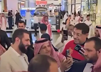 الشرع يتجول في أحد مولات الرياض وسط تفاعل لافت من الزوار