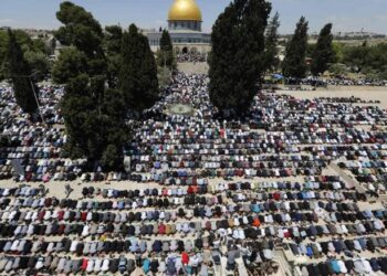 عشرات الآلاف يؤدون صلاة الجمعة في المسجد الأقصى