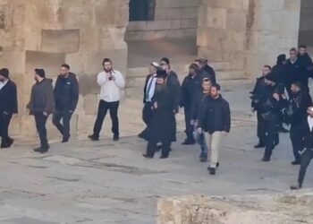 تحت حراسة مشددة.. بن غفير يقتحم باحات المسجد الأقصى