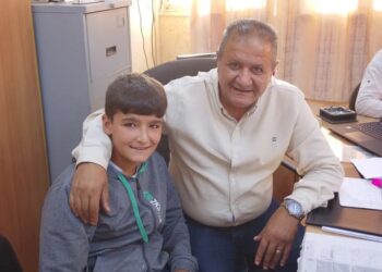 مدير مدرسة أردنية يكرم طالبا ملتزما بصلاة الفجر