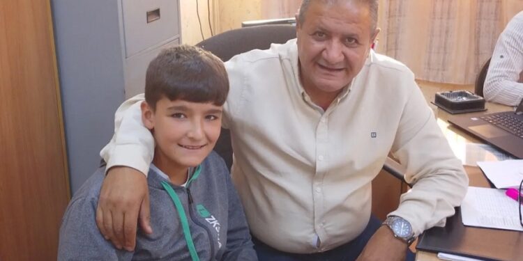 مدير مدرسة أردنية يكرم طالبا ملتزما بصلاة الفجر