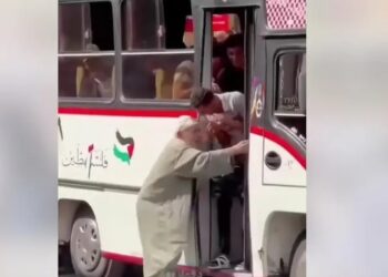 فيديو سقوط مسن من حافلة يثيرغضب المصريين.. والحكومة تتدخل