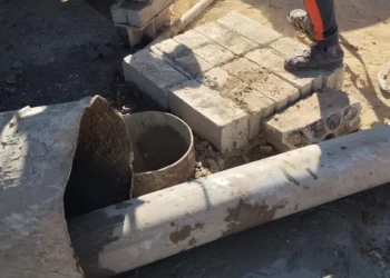 ضبط حفّارة وردم بئر مخالف في الجفر بعملية أمنية مشتركة