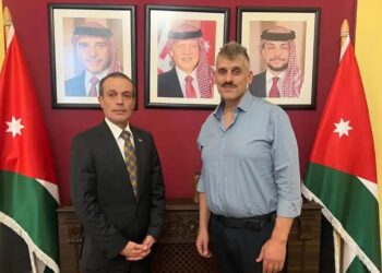 السفير الخصاونة يكرم أردنيا أنقذ طفلاً من حريق في رومانيا