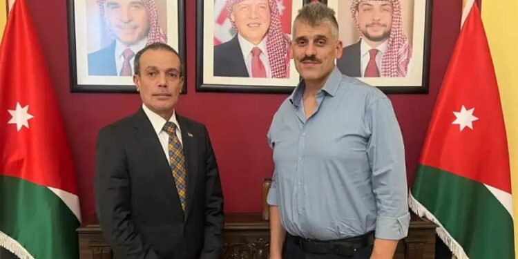 السفير الخصاونة يكرم أردنيا أنقذ طفلاً من حريق في رومانيا