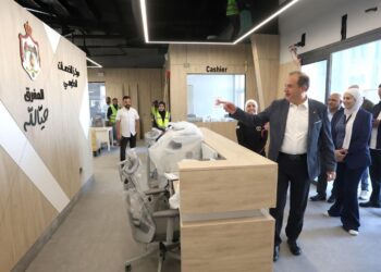 وزير الاقتصاد الرقمي يتفقد مشاريع إنشاء مراكز للخدمات الحكومية الشاملة