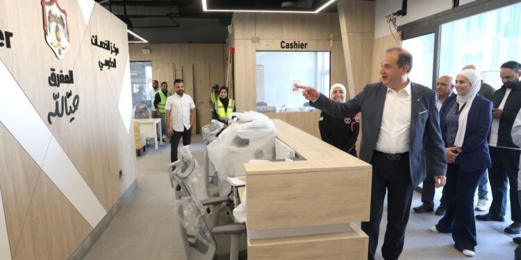 وزير الاقتصاد الرقمي يتفقد مشاريع إنشاء مراكز للخدمات الحكومية الشاملة