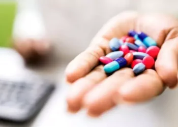 صيدلانية تحذر: لا تجعلوا الدواء لعبة بيد بعض المؤثرين