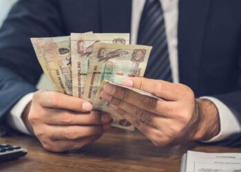 الإمارات تحدد الدخل الشهري المطلوب لإصدار تأشيرة زيارة قريب أو صديق