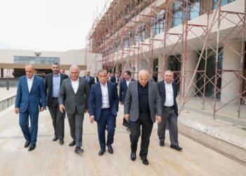 رئيس الوزراء يتفقد مشروع إعادة تحديث فندق كراون بلازا البترا