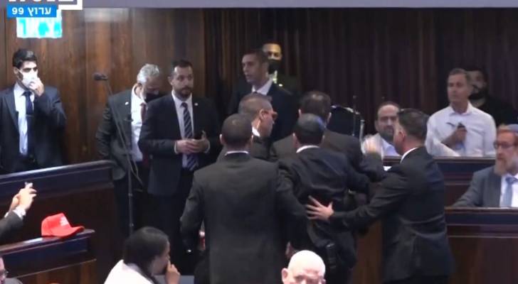 طرد أيمن عودة وعوفر كاسيف من الكنيست بعد مقاطعتهما خطاب ترمب