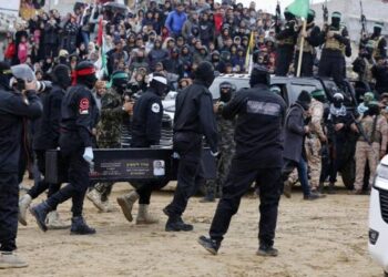 مصدر قيادي بالمقاومة يرد على إسرائيل بشأن جثة أسيرها