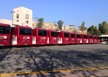 أمانة عمان تطلق المسار الأخضر بـ 15 حافلة كهربائية جديدة ضمن الباص السريع