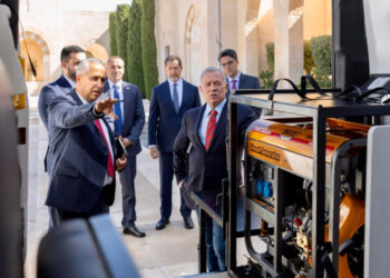 الملك يطلع على عمل وحدات دعم مبتوري الأطراف المتنقلة