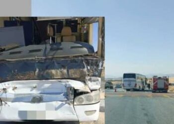 21 إصابة بحادث تصادم بين حافلة وشاحنة على الطريق الصحراوي