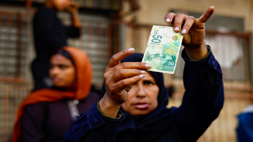 بنوك غزة بلا سيولة.. وسكانها يواجهون استغلالًا ماليًا غير مسبوق