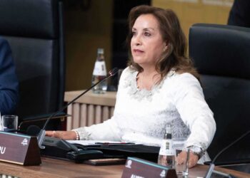 البرلمان البيروفي يعزل رئيسة البلاد دينا بولوارتي