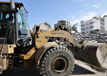 بلدية غزة تبدأ فتح الشوارع المغلقة بعد وقف إطلاق النار وسط دمار واسع