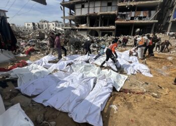 دفن جثامين عشرات الأسرى الفلسطينيين في مقبرة جماعية بدير البلح