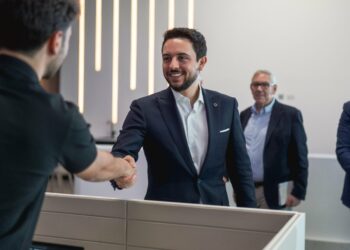 ولي العهد يفتتح أول مشروع رقمي متكامل في الأردن