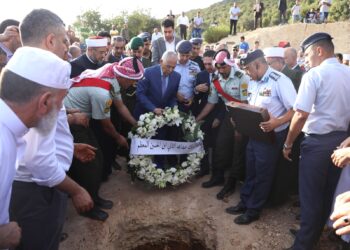 مندوبًا عن الملك وولي العهد… العيسوي يشارك في تشييع جثمان قائد سلاح الجو الأسبق اللواء القضاة