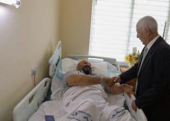 تنفيذا للتوجيهات الملكية العيسوي يطمئن على صحة البطل العالمي الجنيدي والمواطن الفريحات