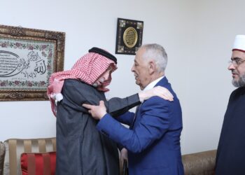 العيسوي ينقل تمنيات الملك وولي العهد للوزيرين العكور وأبو عين بتمام الصحة
