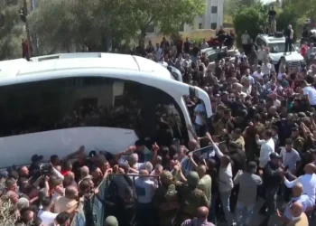 عشرات الأسرى الفلسطينيين يصلون رام الله وجموع غفيرة تستقبلهم