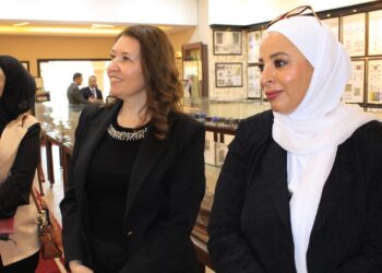 رئيس هيئة تنظيم قطاع الاتصالات لارا الخطيب تزور البريد الأردني ومركز جمرك التجارة الالكترونية