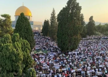 عشرات الآلاف يؤدون صلاة الجمعة في الأقصى